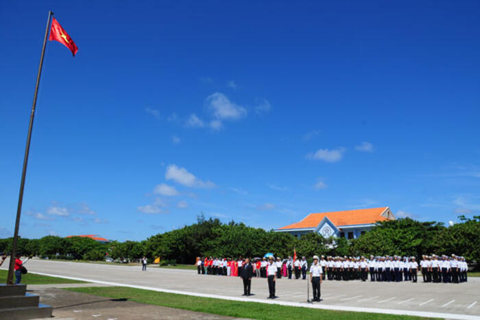 Đoàn thực hiện nghi thức chào cờ tại Thị trấn Trường Sa