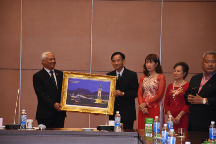 Đại diện Đoàn tặng quà lưu niệm cho Phó Chủ tịch Quốc hội Uông Chu Lưu