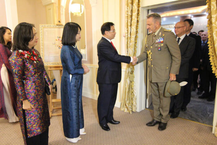 Đại sứ Nguyễn Anh Tuấn và Phu nhân đón khách