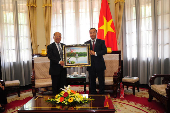 Thứ trưởng Vũ Hồng Nam tặng quà lưu niệm cho Giáo sư Yang Dao