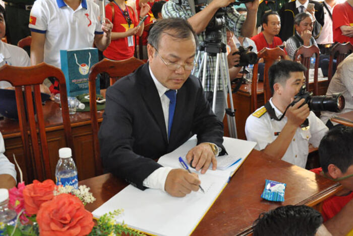 Thứ trưởng Vũ Hồng Nam ghi sổ lưu niệm tại đảo Song Tử Tây