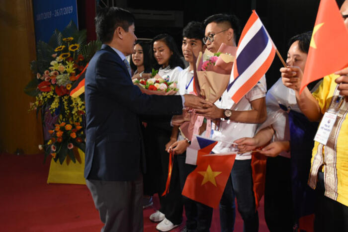 Ông Nguyễn Hoành Năm tặng hoa cho đại diện các nước tham dự Trại hè Việt Nam 2019