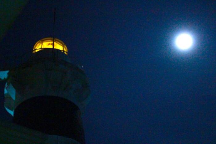 Dừng chân tại hải đăng Hòn Lớn trong đêm trăng rằm, cảm nhận sự bình yên của đất trời trong lòng biển đảo