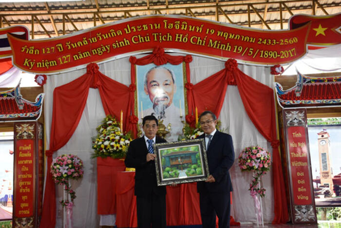 Thứ trưởng Vũ Hồng Nam tặng quà lưu niệm cho Hội người VN ở Nakhon Phanom
