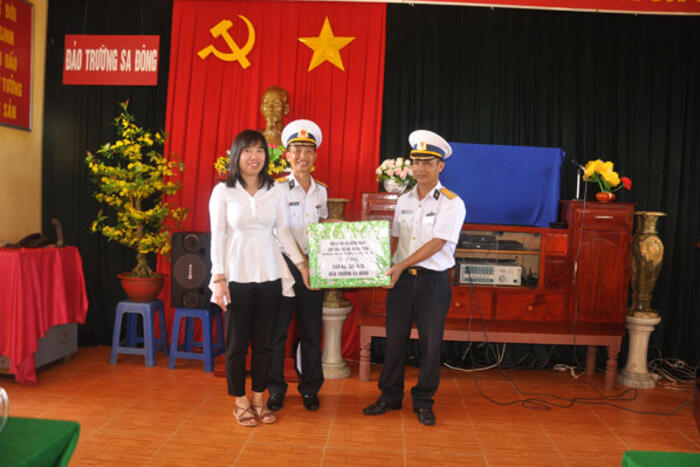 Bà Lê Thị Thu Hằng tặng quà của Thứ trưởng Vũ Hồng Nam cho cán bộ chiến sĩ đảo Trường Sa Đông