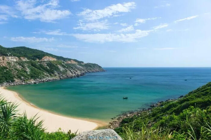 Bãi Môn nhìn từ đường lên Mũi Điện