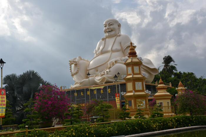 Nằm cách trung tâm thành phố Mỹ Tho khoảng 3km, chùa Vĩnh Tràng là ngôi chùa thờ Phật lớn nhất tỉnh Tiền Giang