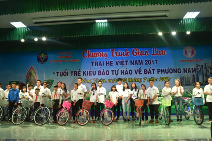 Các đại biểu thanh thiếu niên kiều bào tặng 10 chiếc xe đạp cho các em học sinh nghèo vượt khó tại Đồng Tháp trong chương trình Trại hè Việt Nam 2017