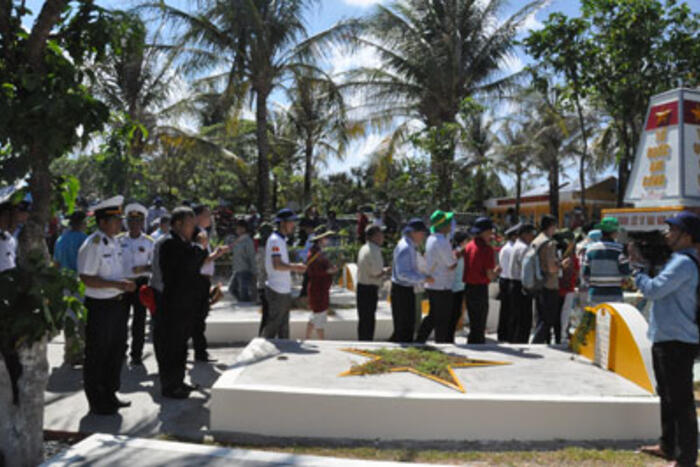 Đoàn thắp hương mộ các liệt sĩ tại đảo Nam Yết
