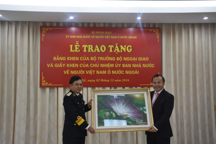 Ông Đỗ Minh Thái tặng quà lưu niệm cho Thứ trưởng Vũ Hồng Nam