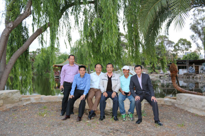 Đoàn công tác thăm gia đình anh Tân (thứ 2 từ bên phải) trong một không gian rộng lớn mang đậm nét văn hóa Việt