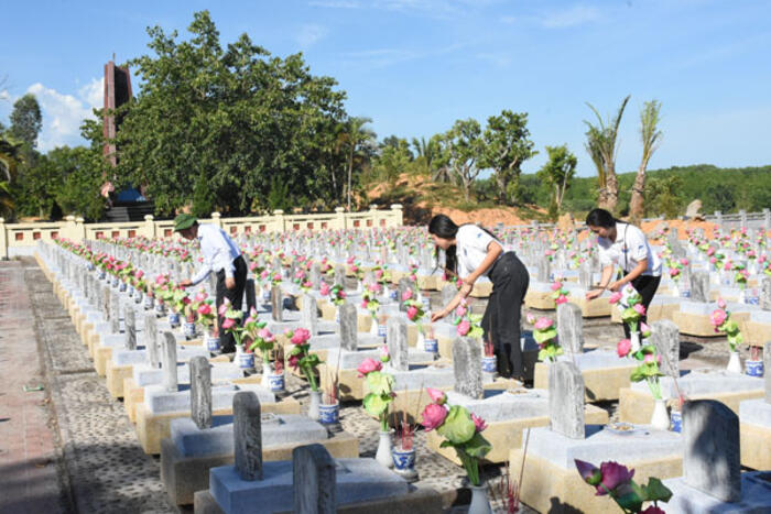 Thứ trưởng Nguyễn Quốc Cường cùng các đại biểu thắp hương mộ liệt sĩ