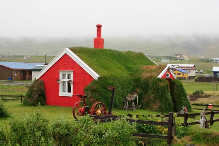 Ngôi nhà Lindarbakki này nằm tại ngôi làng Bakkagerdi, trên bờ biển phía đông của Iceland. Nó thu hút du khách bởi màu sắc nổi bật của ngôi nhà và những mảnh vườn xinh đẹp