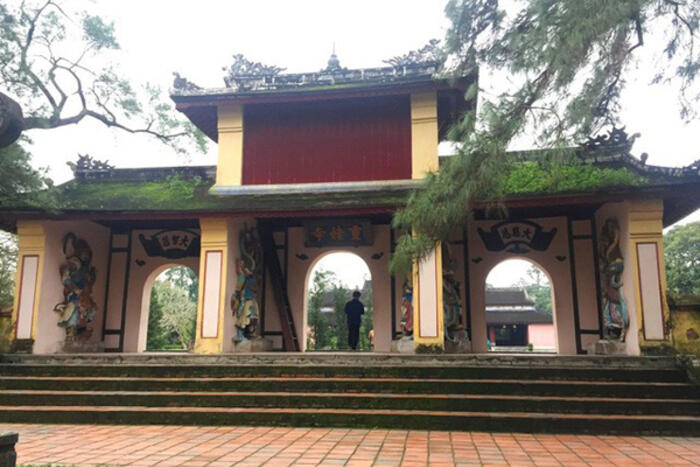 Cổng tam quan vào chùa