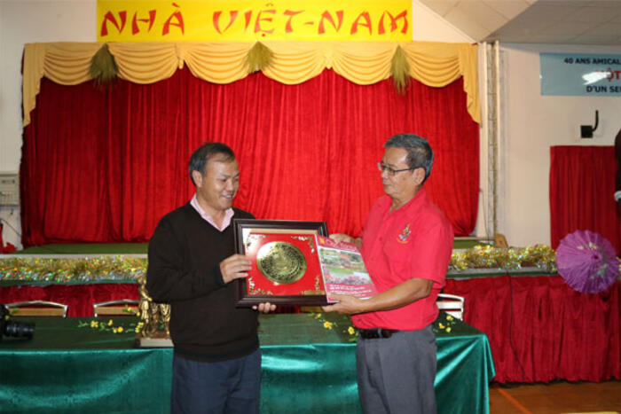 Thứ trưởng Vũ Hồng Nam tặng Hội Ái Hữu tranh Trống đồng Việt Nam và tạp chí Quê Hương