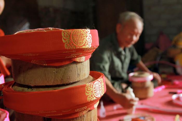 Những chiếc khăn đủ màu sắc đóng sau khi quấn xong được xếp ở nơi thoáng mát, khô ráo để keo được khô