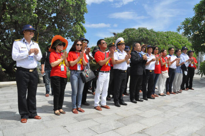 Đoàn dâng hương tượng đài Quốc công Tiết chế Hưng đạo Đại vương Trần Quốc Tuấn, tại đảo Song Tử Tây