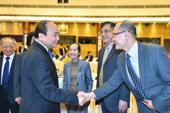Thủ tướng Nguyễn Xuân Phúc gặp gỡ các chuyên gia tại Hội nghị Bàn tròn “Thủ tướng Thủ tướng với mạng lưới Chuyên gia toàn cầu về Phát triển Việt Nam” (tháng 12/2016)