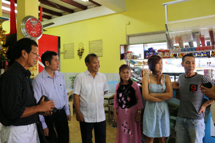 Thứ trưởng Vũ Hồng Nam thăm cửa hàng kinh doanh của bà con kiều bào