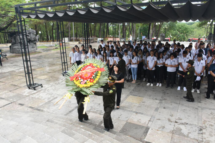 Đoàn dâng hương tưởng nhớ các anh hùng liệt sĩ tại Nghĩa trang Trường Sơn