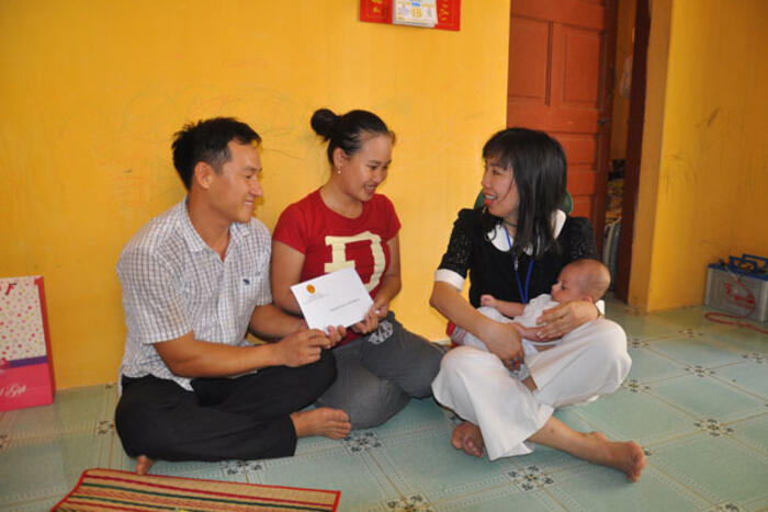 Bà Lê Thị Thu Hằng trao quà của Thứ trưởng Vũ Hồng Nam cho gia đình hộ dân tại xã Đảo Sinh Tồn