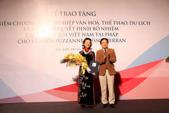 Bà Anoa Suzanne Dussol Perran nhận kỷ niệm chương từ Thứ trưởng Bộ Văn hóa Thể thao và Du lịch Vương Duy Biên