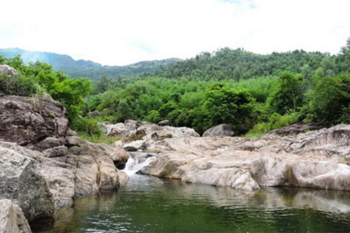 Những bàn thạch lớn - vẻ đẹp riêng của suối Mơ - Ảnh: T.Ly