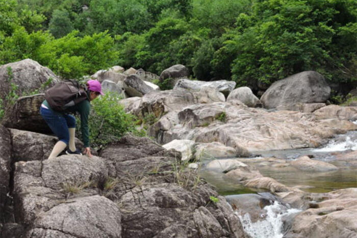 Đi sâu vào rừng, các khe nước, dốc đá... thích hợp với những du khách thích khám phá - Ảnh: T.Ly
