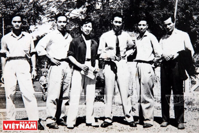 Võ sư Phan Dương Bình (áo đen), võ sư Nguyễn Lộc (bên phải) cùng các võ sư thế hệ đầu tiên của môn phái Vovinam