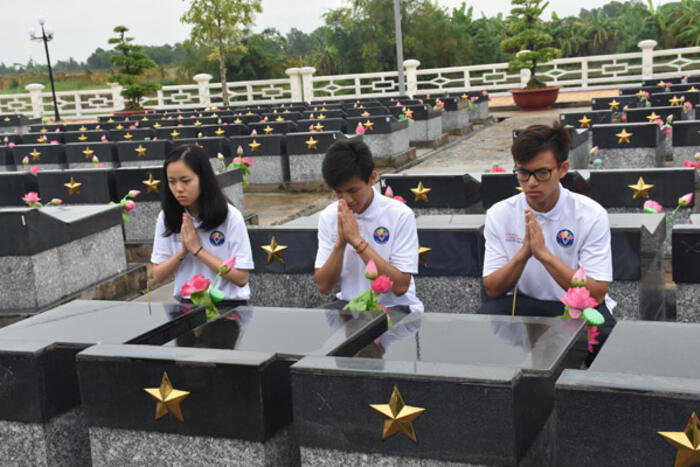 Viếng mộ liệt sỹ tại Nghĩa trang Liệt sỹ tỉnh Sóc Trăng