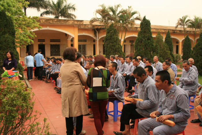Đoàn trao quà cho các bệnh nhân