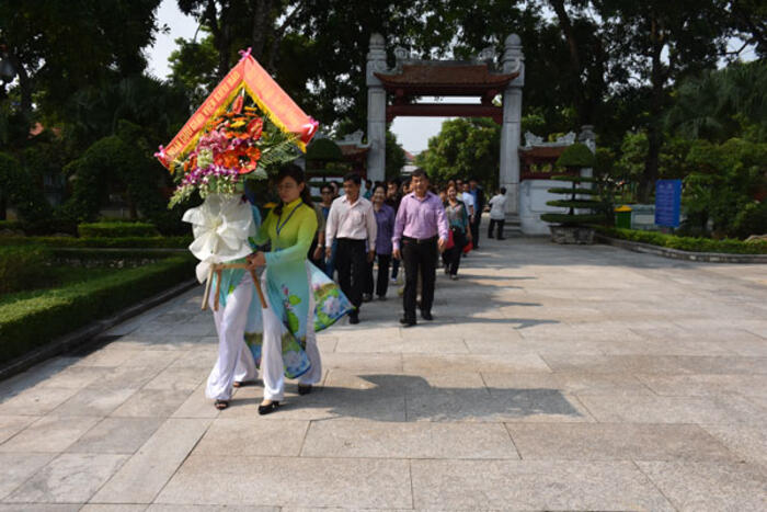 Đoàn dâng hoa tưởng niệm Bác tại Khu tưởng niệm Người ở Khu di tích Làng Sen