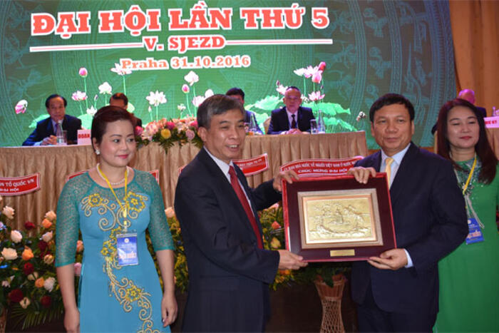 Ông Đặng Trần Phong trao cho ông Hoàng Đình Thắng quà lưu niệm dành tặng Hội