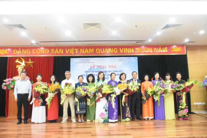Thứ trưởng Vũ Hồng Nam tặng hoa đại diện học viên các nước tham dự Khóa tập huấn