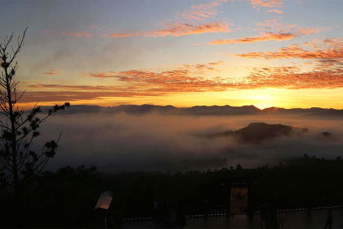 Mặt trời lên tạo ra những ráng mây vàng óng ả trên những rặng núi  (Ảnh: Phan Huy)