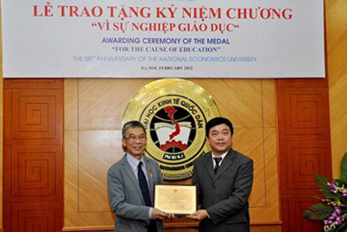Giáo sư Lê Văn Cường (trái) được trao Kỷ niệm chương “Vì sự nghiệp giáo dục” năm 2013