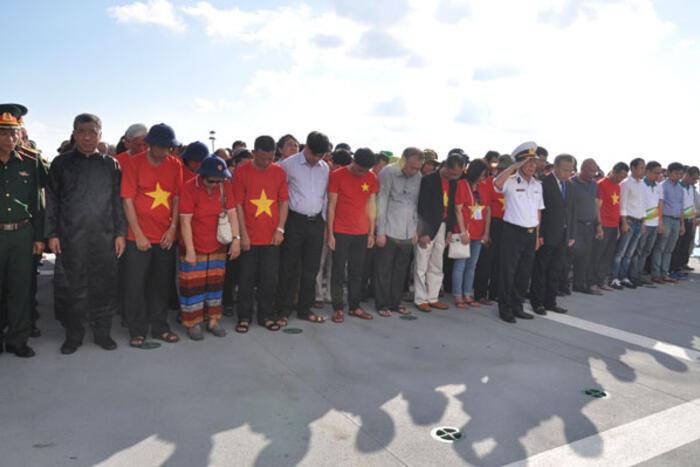 Đoàn làm lễ tưởng niệm các anh hùng liệt sĩ hy sinh trên quần đảo Trường Sa tại khu vực biển Cô Lin, gần đảo Gạc Ma