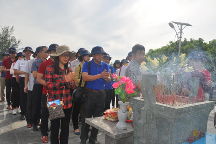 Đoàn công tác thắp nén hương thơm tưởng niệm đại tướng Võ Nguyên Giáp