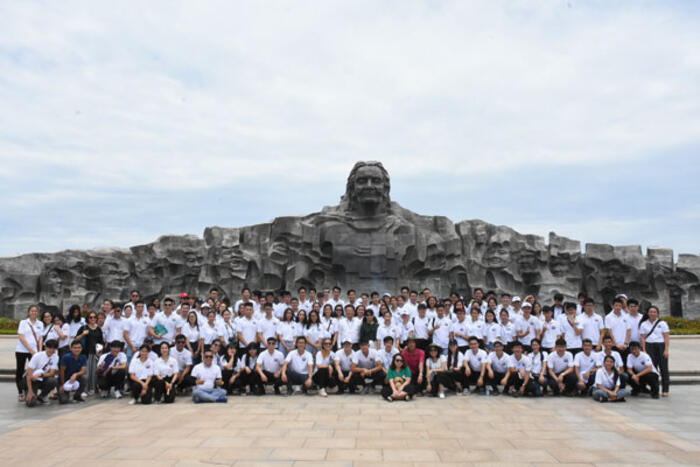 Đoàn chụp ảnh lưu niệm bên Tượng đài Mẹ Việt Nam Anh hùng