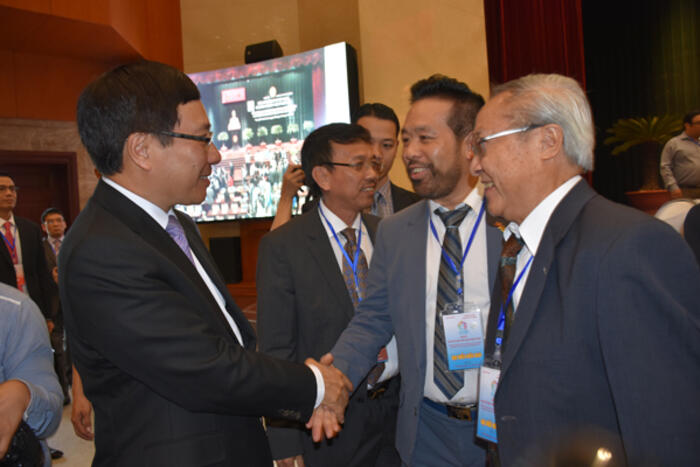 Phó Thủ tướng Phạm Bình Minh trò chuyện cùng đại biểu kiều bào