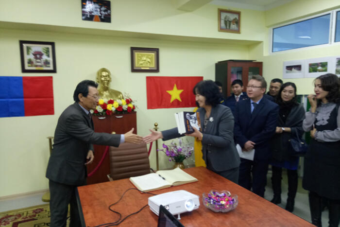 Giáo sư S. Dashtsevel trao tặng cuốn sách Hồ Chí Minh, cuộc đời và sự nghiệp bằng tiếng Mông Cổ