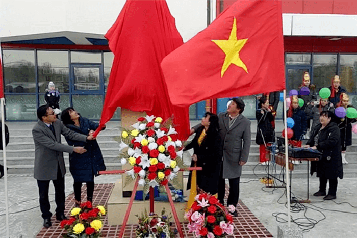 Đại sứ Đoàn Thị Hương (áo măng -tô đen) cùng các đại biểu cắt băng khánh thành tượng đài Hồ Chí Minh