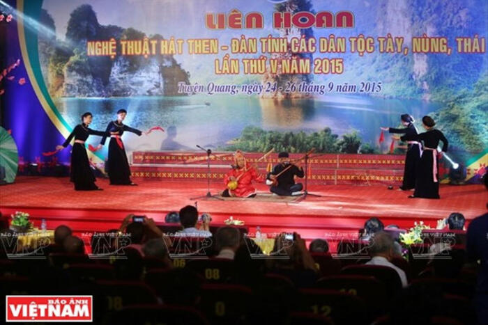 Nghệ nhân Hà Thuấn biểu diễn tiết mục 'Cung ve sầu' tại Liên hoan nghệ thuật hát Then – đàn Tính các dân tộc Tày, Nùng, Thái lần thứ 5 được tổ chức tại tỉnh Tuyên Quang.