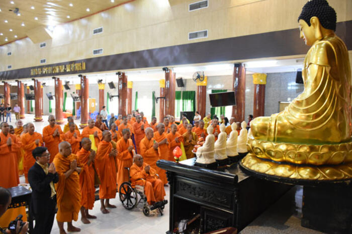 Đoàn thăm và dâng hương tại chùa Phật Quang