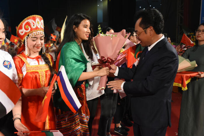 Ông Trịnh Việt Hùng tặng hoa cho đại diện các nước tham dự Trại hè Việt Nam 2019