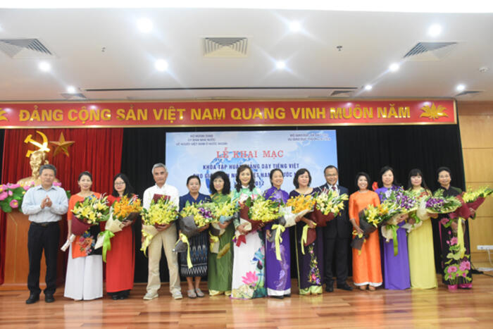 Thứ trưởng Vũ Hồng Nam tặng hoa cho đại diện thầy cô giáo NVNONN tham gia Khóa tập huấn tiếng Việt 2017
