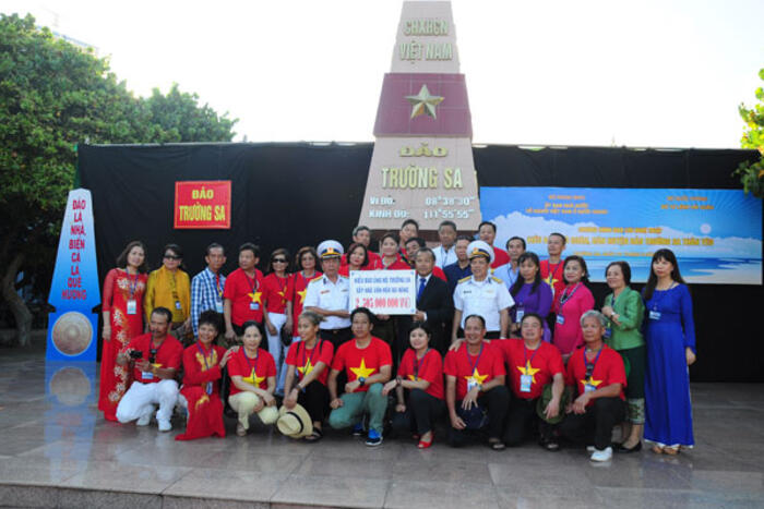 Thứ  trưởng Vũ Hồng Nam đã thay mặt bà con kiều bào tặng số tiền hơn 2,5 tỷ đồng ủng hộ Trường Sa xây nhà văn hóa đa năng