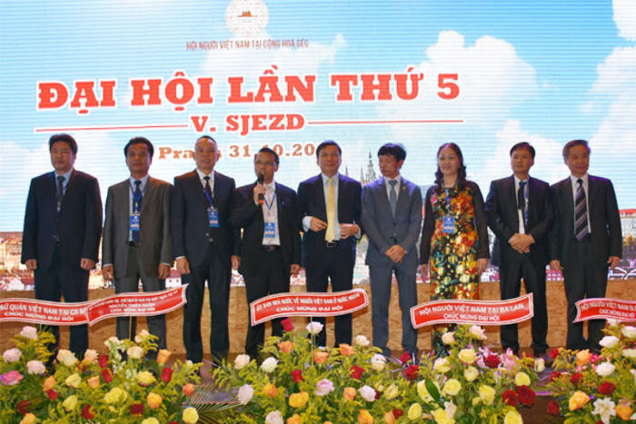 Ban lãnh đạo Hội người Việt ở Séc khóa V và Chủ tịch danh dự ra mắt Đại hội