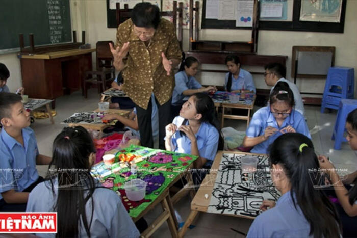 Cô Ngời rất gần gũi, hướng dẫn các em một cách tận tình