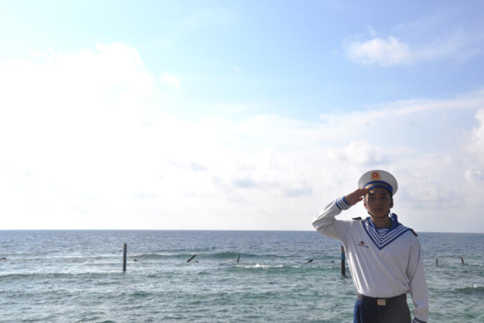 Chiến sỹ đứng canh giữ biển trời tại đảo Song Tử Tây